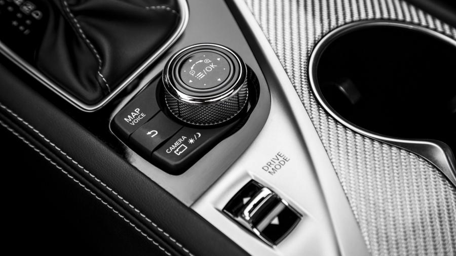 Детали интерьера Infiniti Q60 Red Sport 400 AWD 2016 года  (фото 38 из 42)